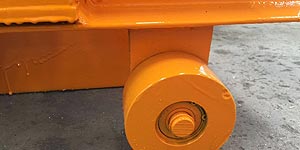 Flexible wheels to control the machine's advance 